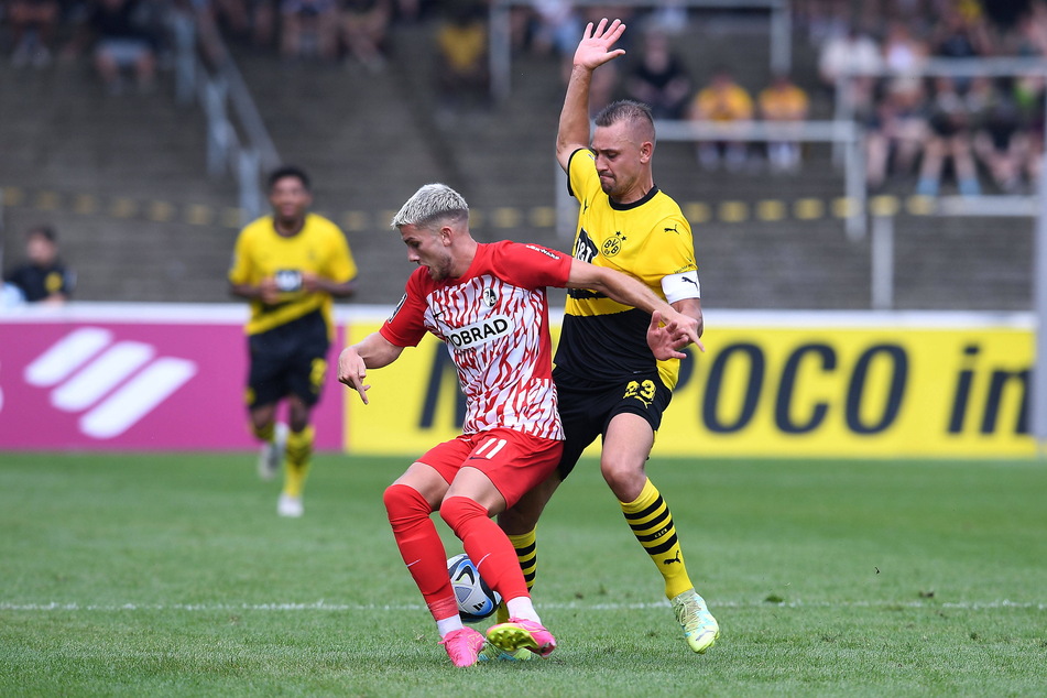 Der gebürtige Bautzner Franz Pfanne (28, r., gegen Freiburgs Julian Stark (22)) wurde im Nachwuchs von Dynamo groß, ist jetzt Kapitän der Dortmunder "U23".