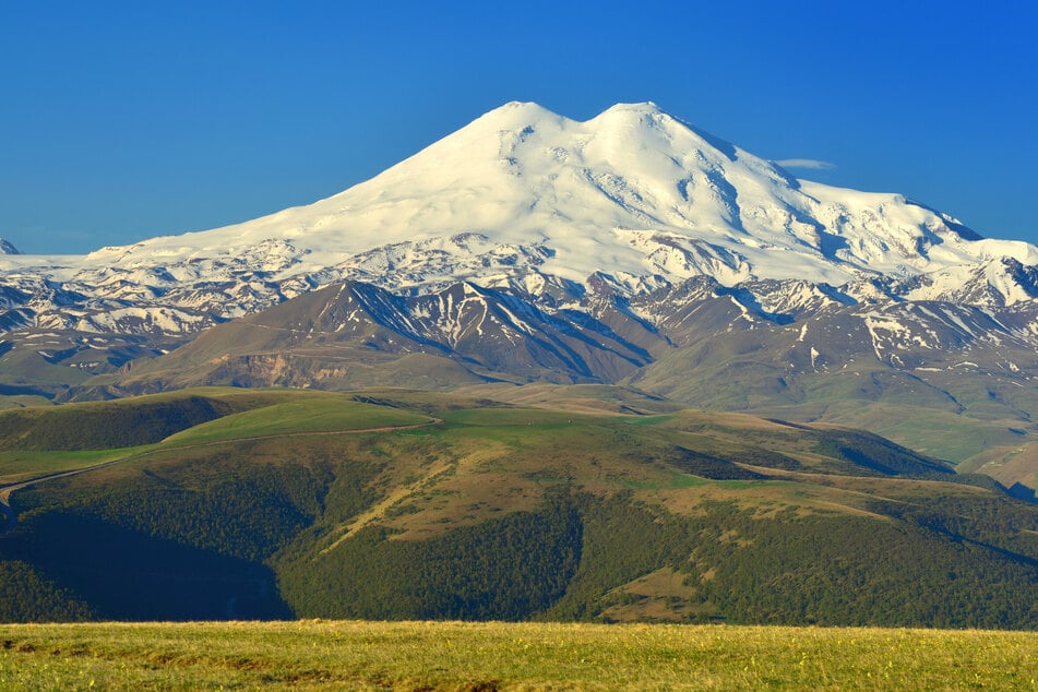 También se puede considerar al Elbrus como la montaña más alta de Europa.