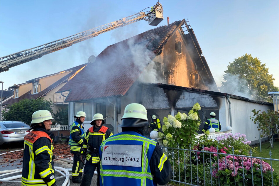 Mit starken Kräften und einer langen Drehleiter war die Offenburger Feuerwehr nach Weier ausgerückt.