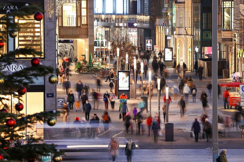 Zwei junge Männer wurden am Samstagabend auf der Leipziger Petersstraße ausländerfeindlich beleidigt. (Archivbild)