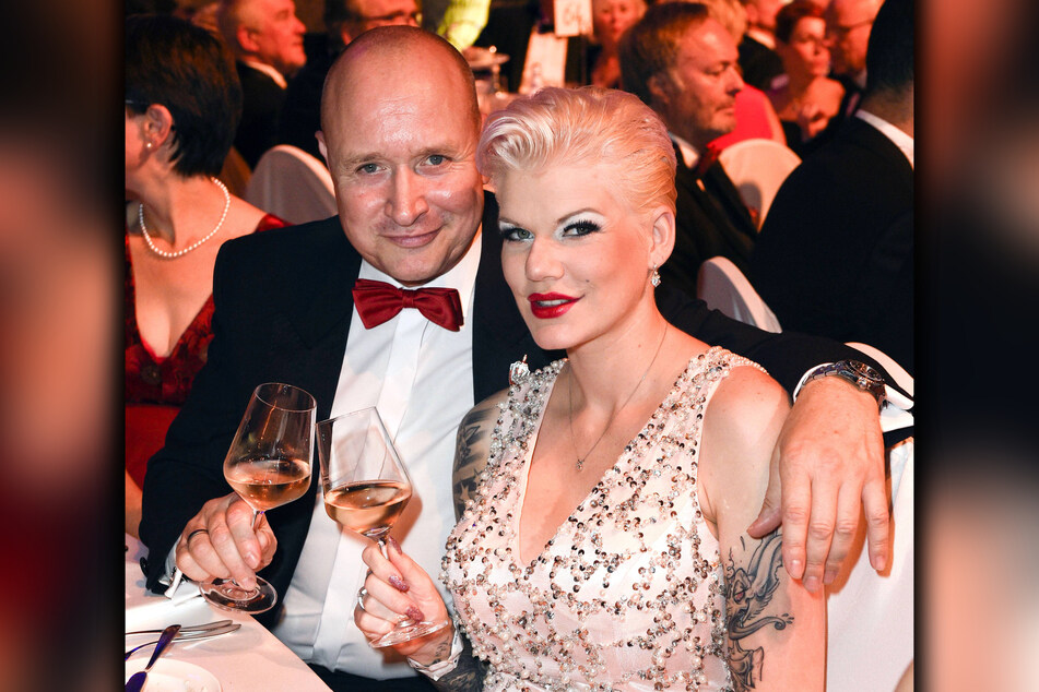 Ein Foto aus glücklichen Zeiten: Melanie Müller (33) im Jahr 2017 mit ihrem damaligen Partner Mike Blümer (56) beim Leipziger Opernball.