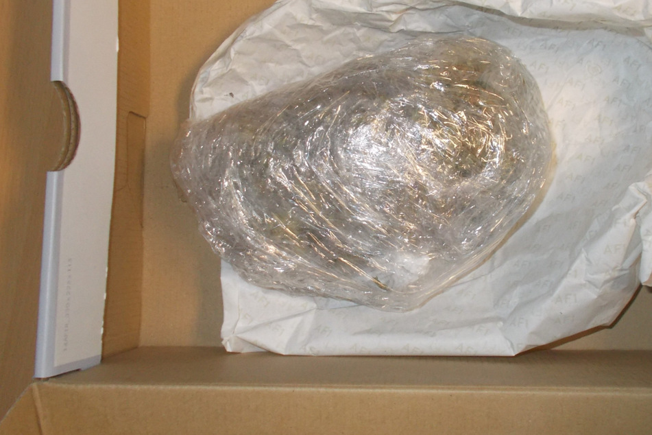 Lieferant fährt Paket umher, bis ihn der penetrante Geruch stutzig macht