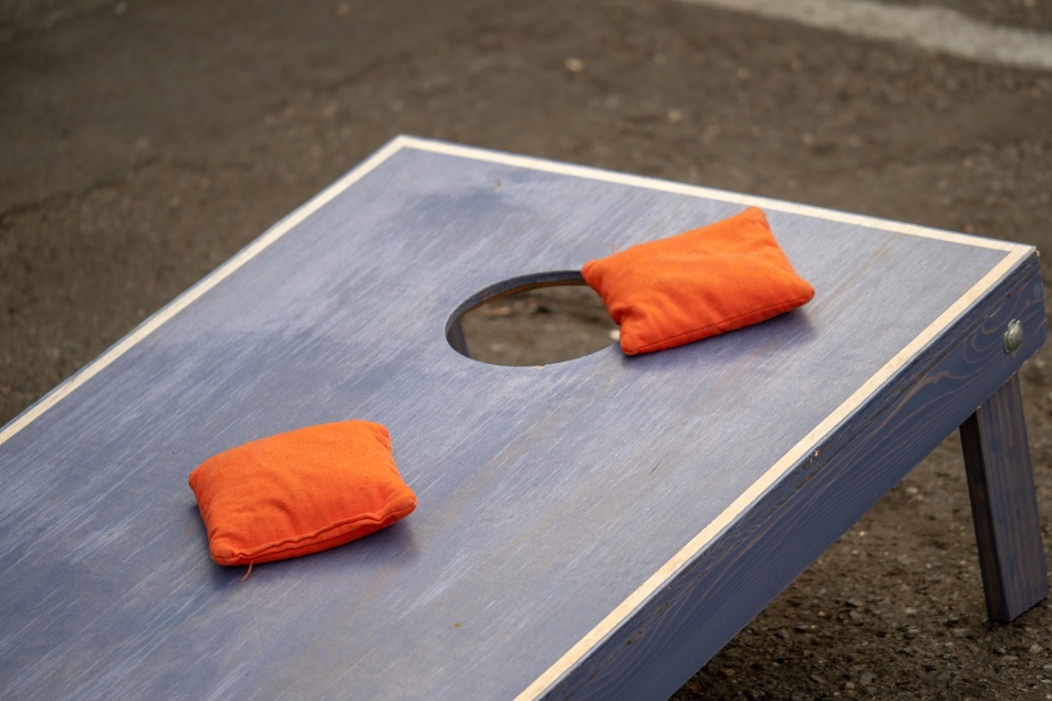 Cornhole ist ein beliebtes Party- und Outdoorspiel.