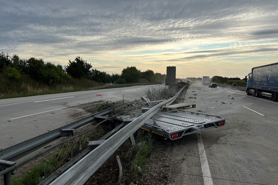 Ein Anhänger löste sich vom Auto und verkeilte sich dann unter der Mittelleitplanke.