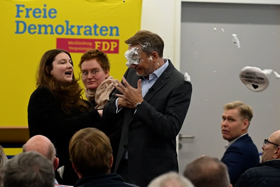 Mit einer Torte aus Rasierschaum bewarf die Linke-Lokalpolitikerin Christiane Kiesow (34) den FDP-Parteichef Christian Lindner (46) vergangene Woche bei einem Wahlkampfauftritt in Greifswald.