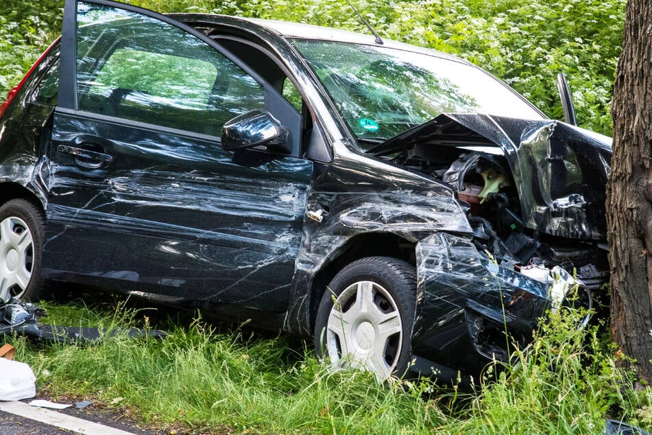 Der verletzte Fahrer wurde in dem Autowrack eingeklemmt, die Feuerwehr musste den 73-Jährigen befreien.