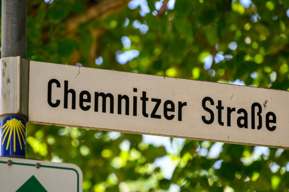 Ein Straßenschild mit Symbolwert: Die Chemnitzer Straße bleibt in Klaffenbach wohl noch Jahre ein Sanierungsfall.