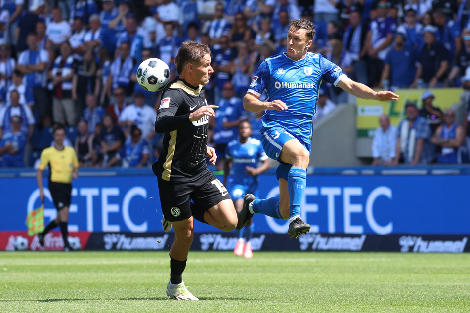 Magdeburgs neuer Stürmer Martijn Kaars (r.) konnte nicht mit einem Torerfolg in die Saison starten.