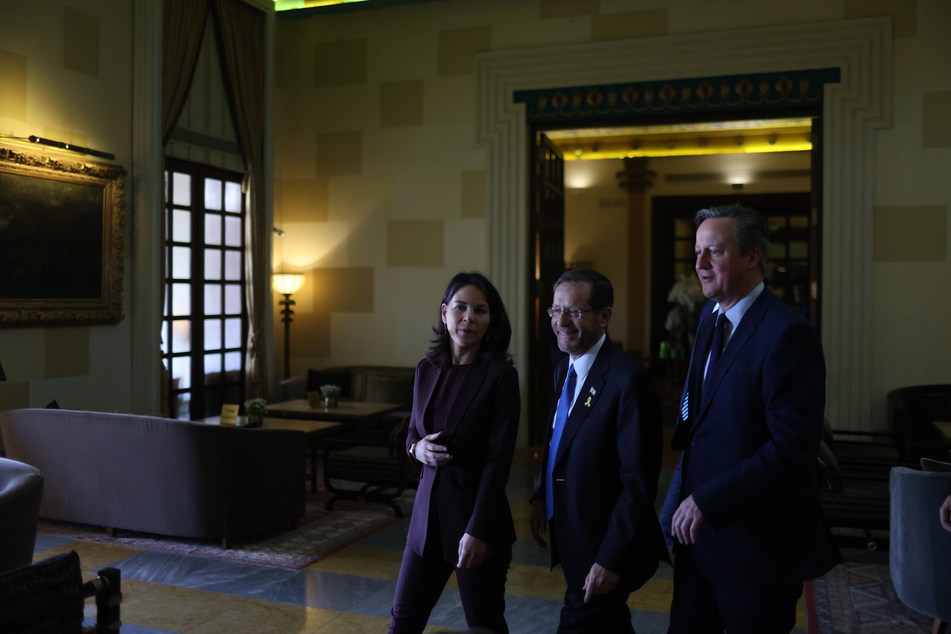Außenministerin Annalena Baerbock (46, Grüne, l.) und der britische Außenminister David Cameron (57, r.) kommen zu einem Treffen mit dem israelischen Staatspräsidenten Isaac Herzog (63, m.) in einem Hotel in Jerusalem.