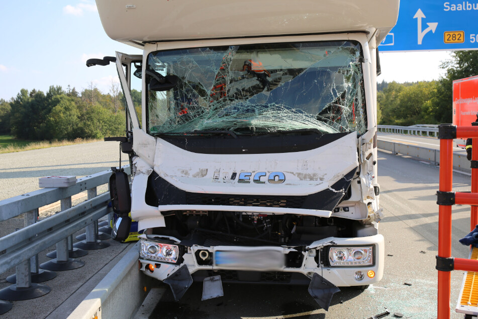 Wohnmobil mit Eltern und zwei Kindern an Bord kracht in Lkw