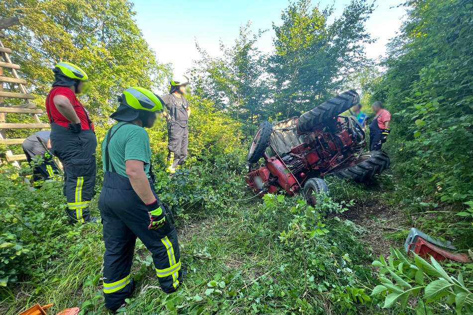 Die Kameraden der Feuerwehr kümmerten sich um den umgestürzten Traktor.