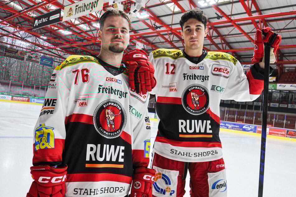 Justin Büsing (22, l.) und Alexander Schmidt (22) präsentierten das Trikot für Freitag.