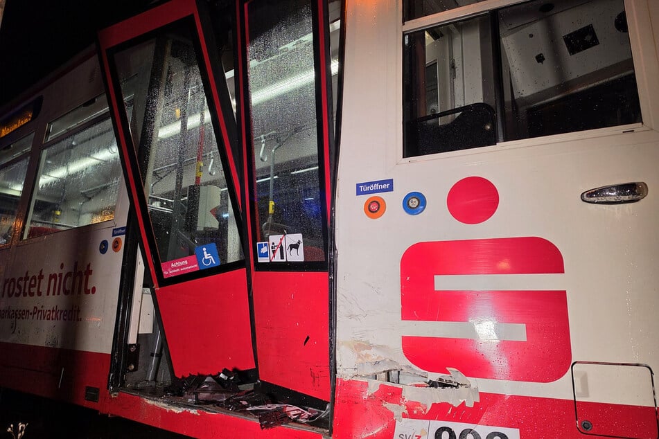 Auch eine Insassin der Bahn wurde verletzt.