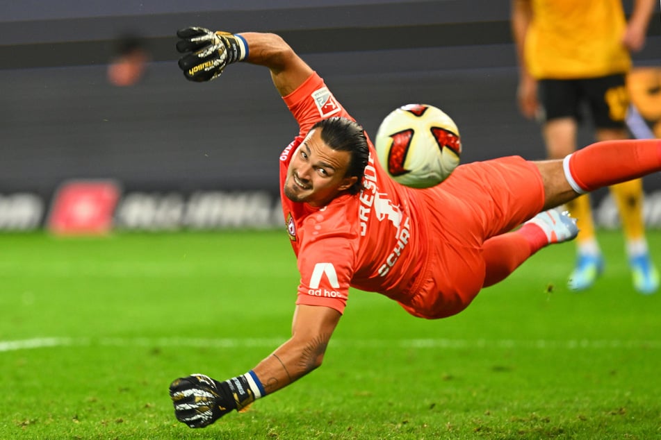 Tim Schreiber (24) schaut dem Ball hinterher. An Selbstzweifeln leidet Dynamos Nummer 1 nicht.