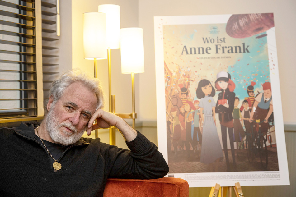 Macht Tagebuchfreundin Kitty lebendig: Regisseur Ari Folman (60) vor dem Plakat seines Films "Wo ist Anne Frank".