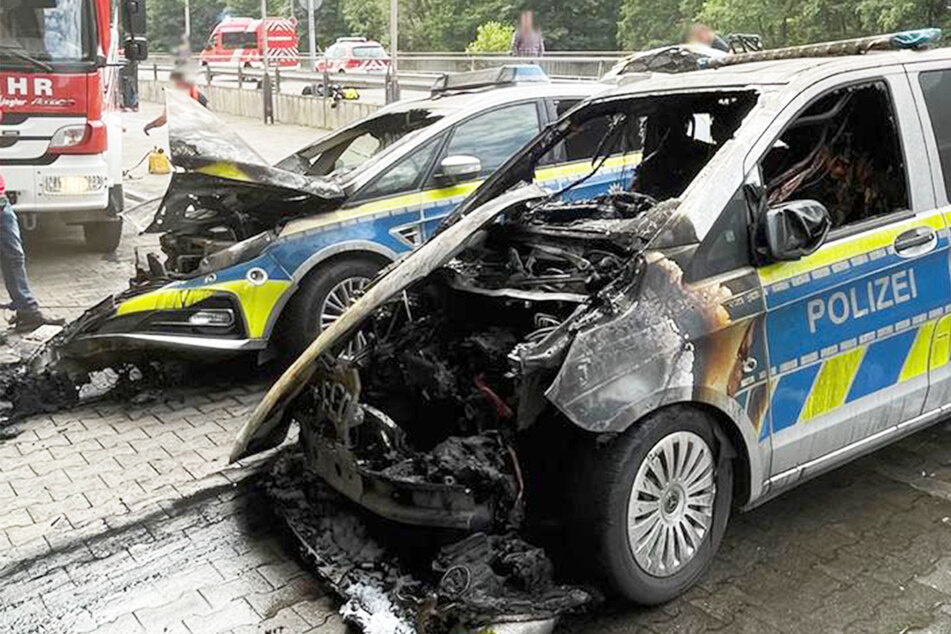 Am helllichten Tage abgefackelt! Streifenwagen in Parkhaus in Brand gesteckt