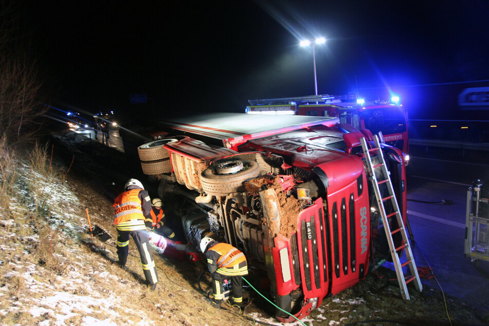 Feuerwehr pumpt 500 Liter Diesel aus verunglücktem Lkw auf A38