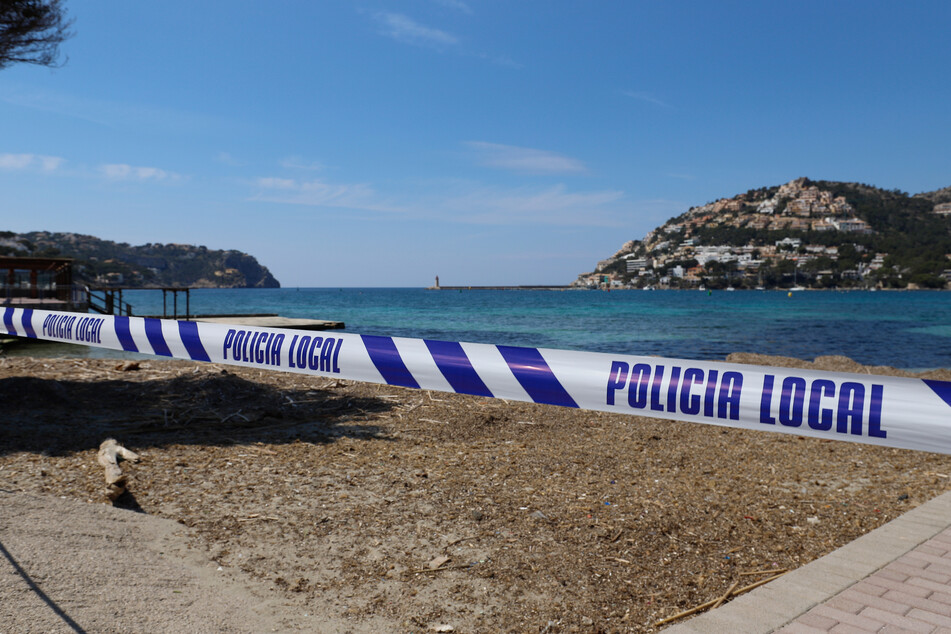 Ein gesperrter Strandabschnitt auf Mallorca. Den Beamten gelang es, auf der Insel zahlreiche Menschen aufgrund der Geldwäsche festzunehmen. (Symbolbild)
