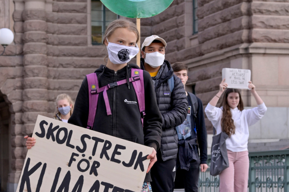 Die Anführerin der weltweiten Klimaschutzbewegung Fridays for Future versammelte sich am Freitagmorgen gemeinsam mit einem guten Dutzend weiterer Demonstranten vor dem Parlament in Stockholm.