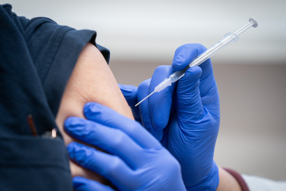 Kurz vor dem Impfstart gegen Corona hat die NRW-Landesregierung Mitarbeiter in Kliniken und Pflege aufgerufen, das Angebot in Anspruch zu nehmen (Symbolbild).