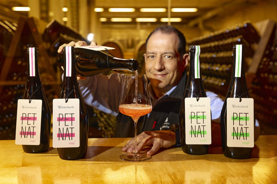 Kellermeister Jürgen Aumüller präsentiert stolz den ersten Pet Nat in Weiß und Rosé.