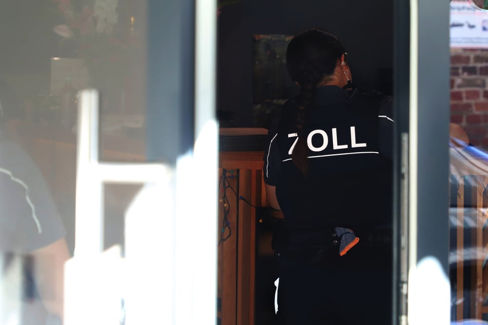 In einem Lokal in Erftstadt trafen die Fahnder auf einen 45-Jährigen, der weder in Deutschland leben noch arbeiten darf.