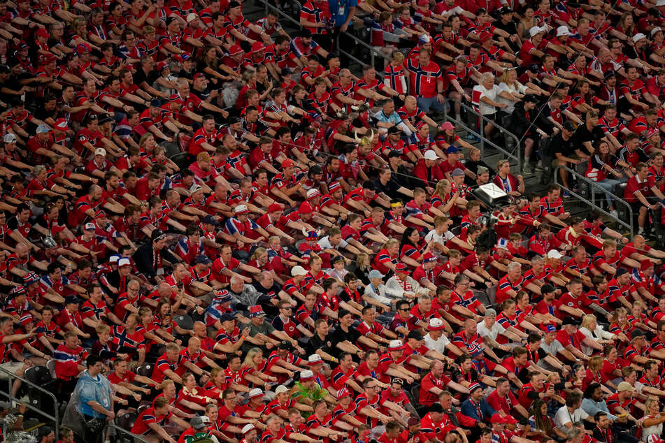 Die norwegischen Fans sorgen bei der WM derzeit auch mit einer originellen Ruder-Aktion auf den Rängen für Aufsehen.