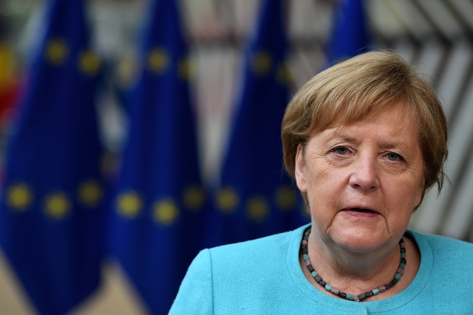 Aufatmen für die Kanzlerin Angela Merkel (66, CDU): An ihrem Wahlkreisbüro wurde glücklicherweise nur eine Bombenattrappe gefunden.