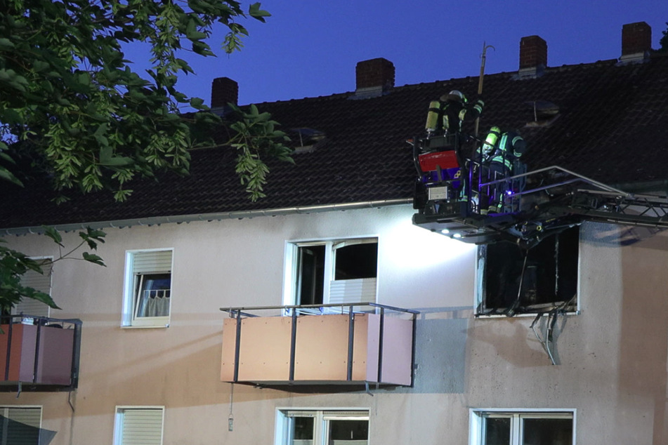 Bewohnerin wird schwer verletzt: Mehrfamilienhaus nach Feuer vorerst unbewohnbar