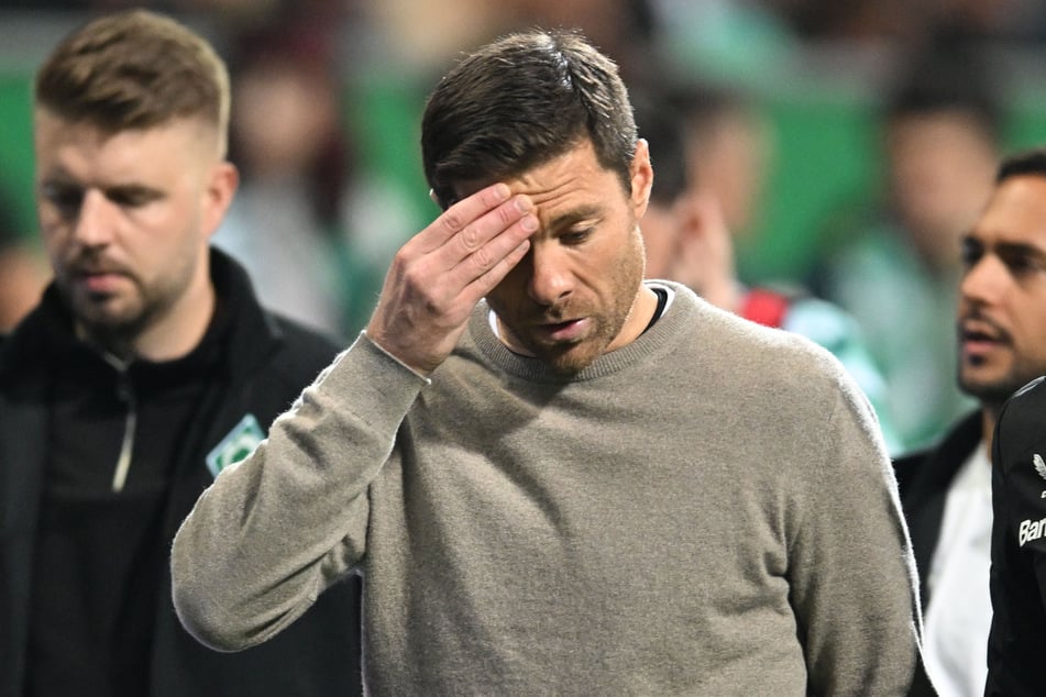 Sichtlich bedient verließ Bayer-Coach Xabi Alonso (42) am Samstagabend das Weserstadion in Bremen.