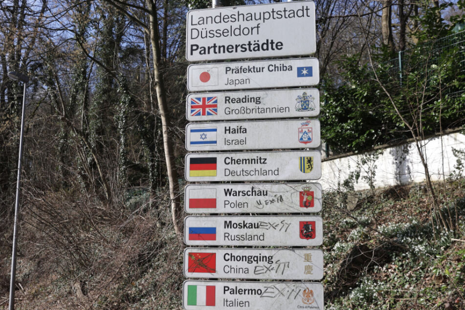 Wegen Ukraine-Krieges: Düsseldorf tauscht Moskau-Schilder auf Städtetafeln aus