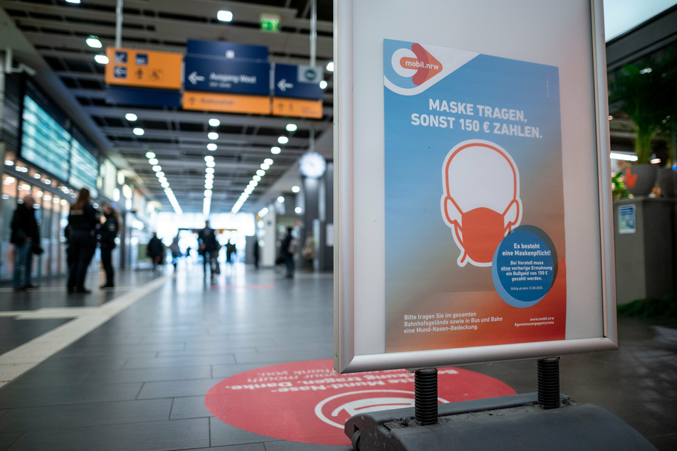 Auf einem Schild wird im Hauptbahnhof Essen auf die Maskenpflicht hingewiesen. Die Pflicht bleibt.