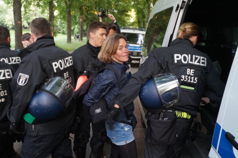 Im Clara-Zetkin-Park wurden polizeiliche Maßnahmen durchgeführt, unter anderem gegen Juliane Nagel (44).