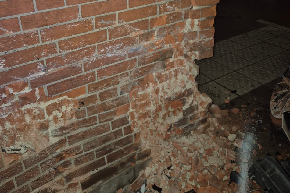 Ein Baufachberater des Technischen Hilfswerks (THW) überprüfte den Schaden an der Hausfassade.