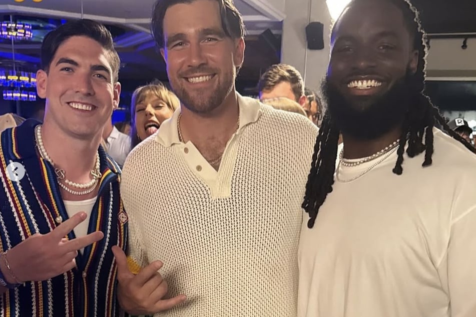 Während Travis Kelce (35) ein Foto machte, photobombte Taylor Swift (35) das Bild und streckte frech die Zunge raus.