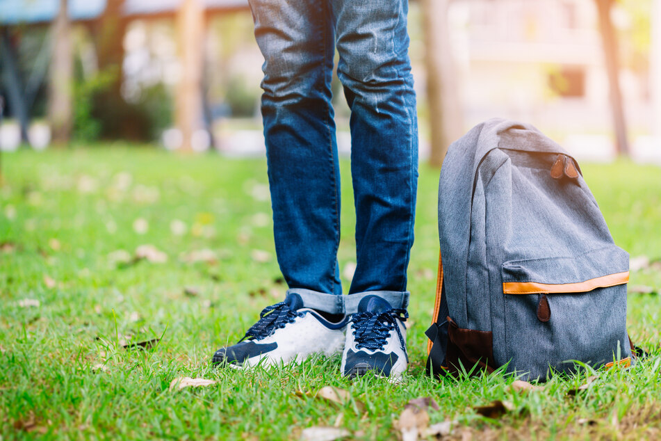 Der Jugendliche packte gerade Lebensmittel in seinen Rucksack, als die Polizei kam. (Symbolbild)