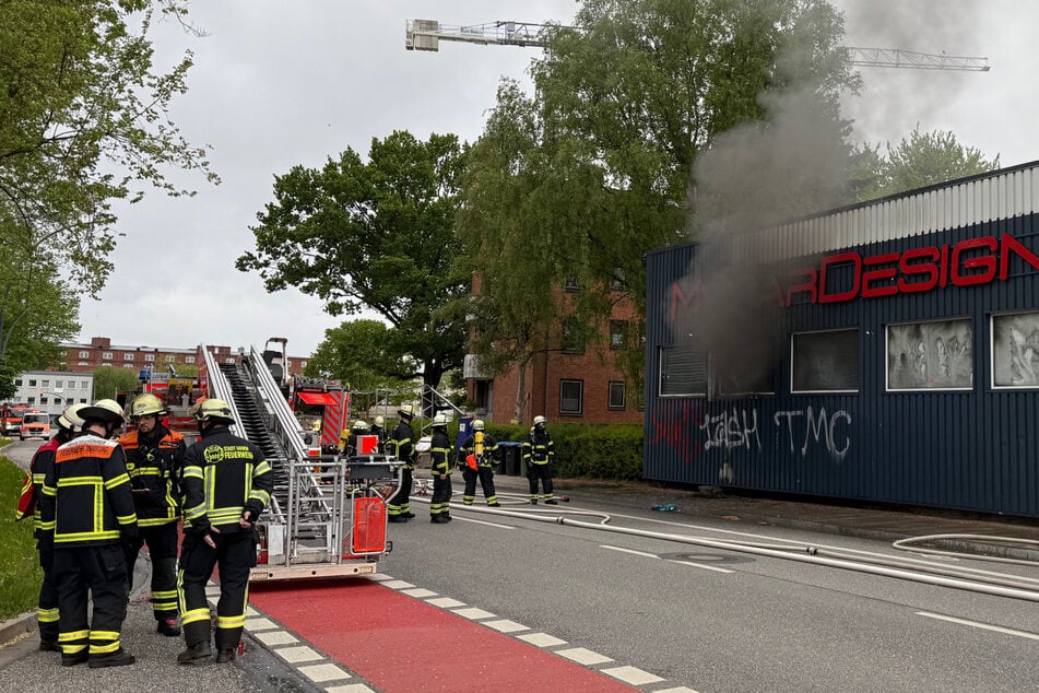 In einem Kfz-Betrieb in Hamburg-Wandsbek brannte es am Sonntagmorgen auf einer Fläche von etwa 100 Quadratmetern. Die Feuerwehr war im Großeinsatz.