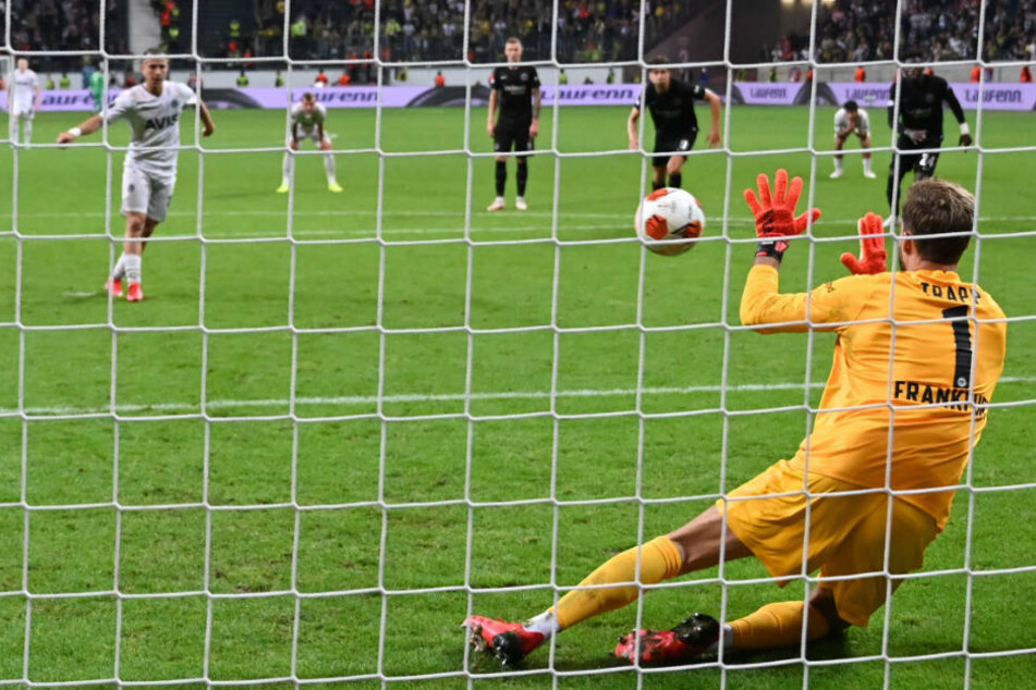 Eintracht Frankfurts Kevin Trapp pariert den Elfer gegen Istanbuls Dimitrios Pelkas in der Nachspielzeit.