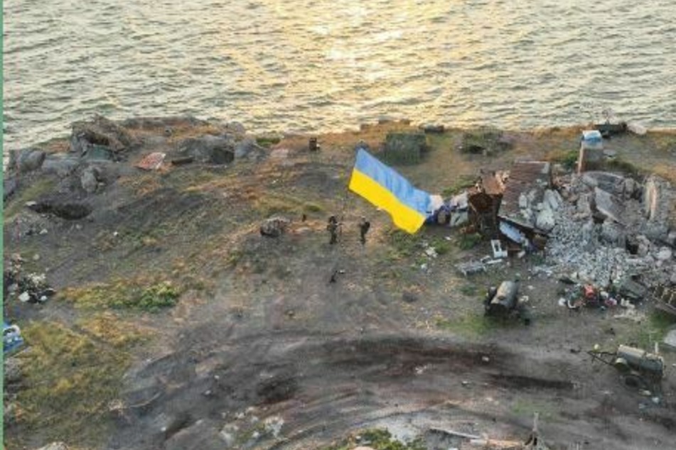Ukraine-Krieg im Liveticker: Soldaten hissen Flagge auf rückeroberter Schlangeninsel