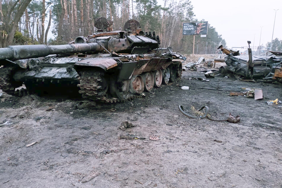 Auch kaputte Panzer finden sich entlang der ukrainischen Schnellstraße E40.
