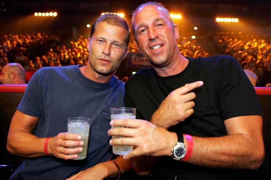 Uwe Reppegather (61, r.) in Deutschland als "König von der Kö" bekannt, hier mit Til Schweiger (62) soll in Spanien festgenommen worden sein. (Archivfoto)