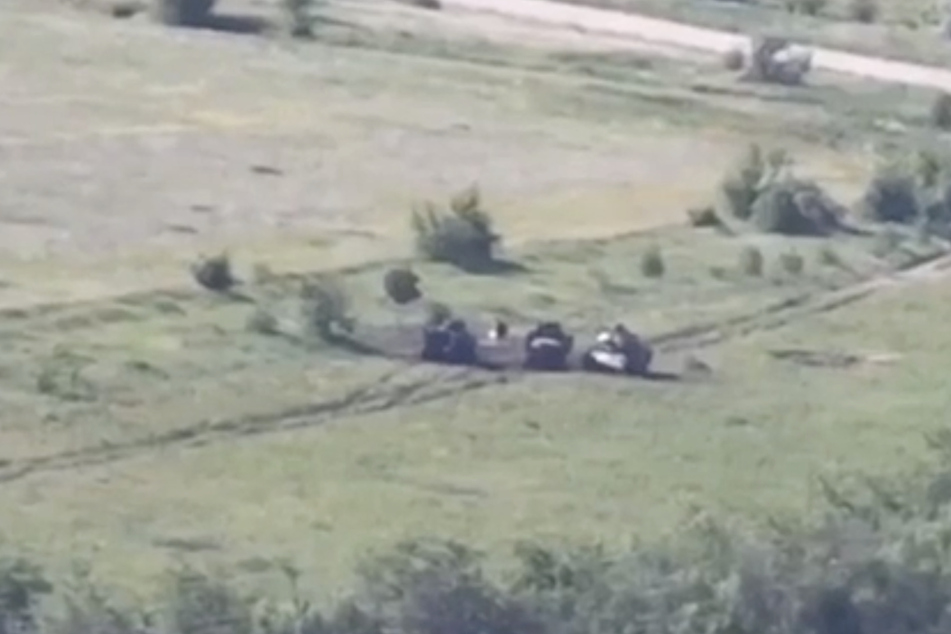 Die ukrainischen Fahrzeuge versuchten zu entkommen, wendeten und fuhren wohl genau in ein Minenfeld, das die Russen wohl schon vor Wochen angelegt haben