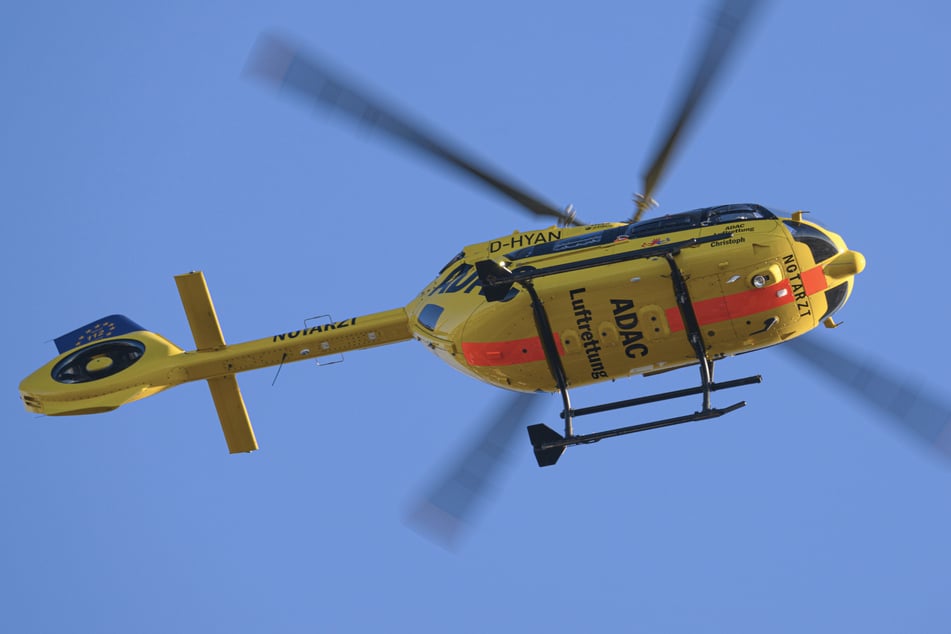 Der Verletzte musste mit einem Hubschrauber in ein Krankenhaus geflogen werden. (Symbolbild)
