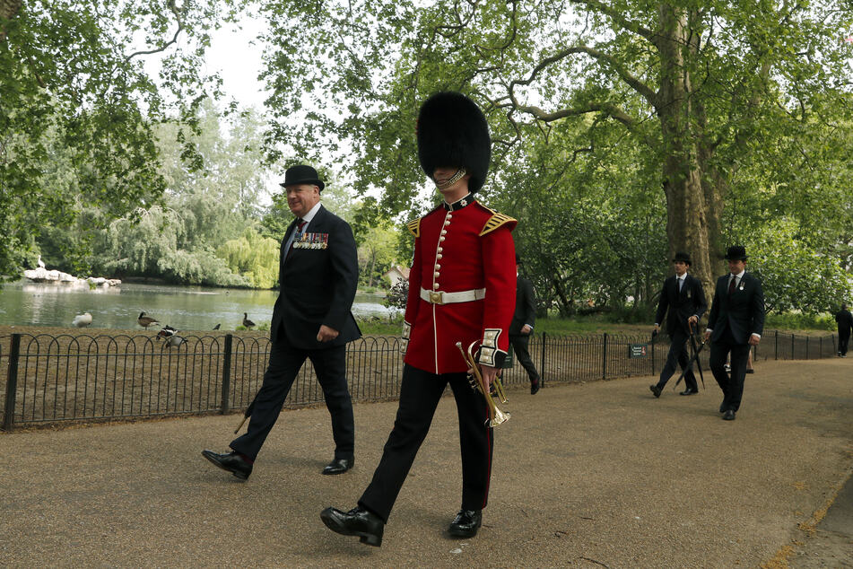 Ein Gardist geht durch den St. James Park in London (Symbolbild).