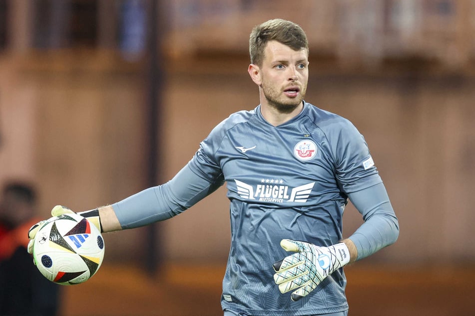 Offenbar war Hansa-Keeper Benjamin Uphoff (30) der Grund des Besuchs Schlotterbecks. (Archivfoto)