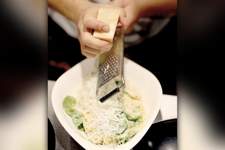 Eine gute Pasta ohne echten Parmesan ist für viele kaum vorstellbar, könnte aber in Zukunft zur Normalität werden. (Archivfoto)