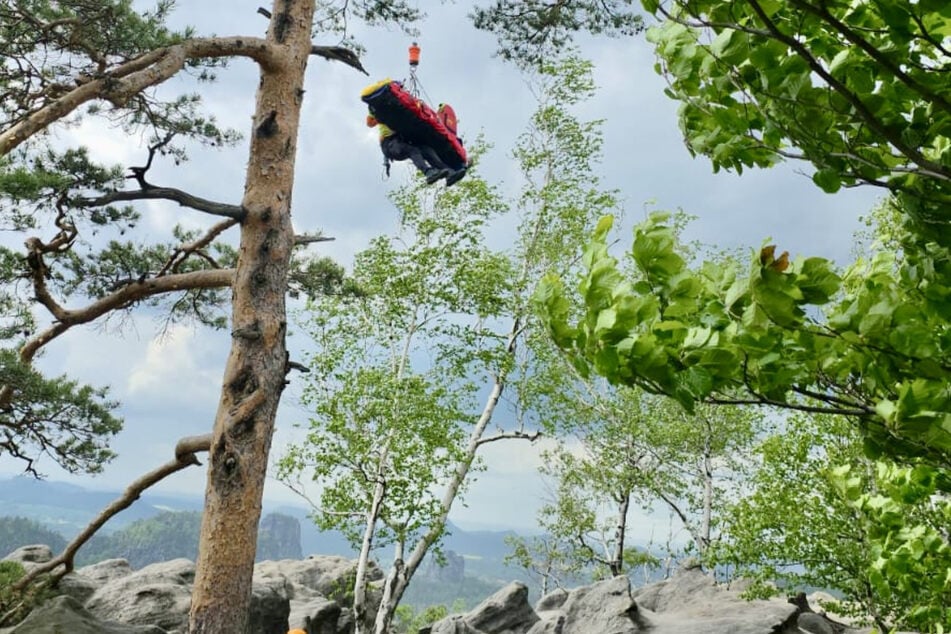 Das unwegsame Gelände stellte die Rettungskräfte vor eine Herausforderung. Eine Rettung über den Landweg schien unmöglich, deswegen entschied man sich für den Helikopter samt Seilwinde.