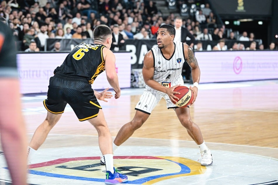 Nighael Ceaser (26, r.) wechselt zu den Chemnitzer Niners.