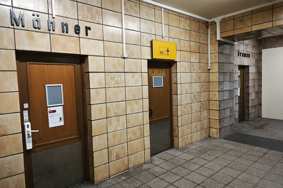 Die Toiletten im Zwickauer Hauptbahnhof sind derzeit wegen eines Wasserrohrbruchs gesperrt. Fahrgäste stehen vor verschlossenen Türen.