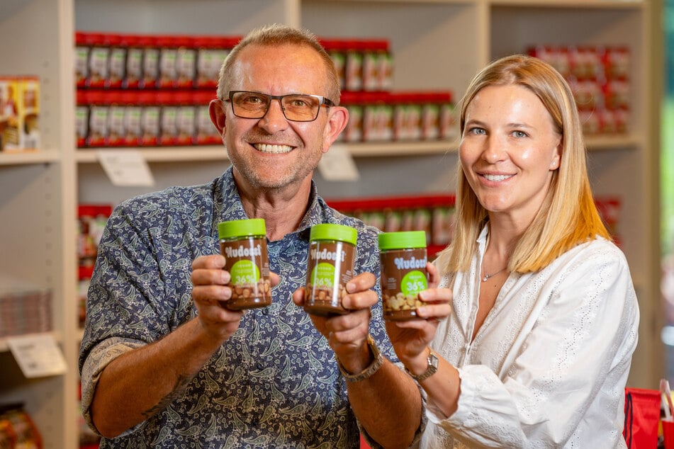 Vadossi-Chef Thomas Hartmann (55) und seine Tochter Elisa Pohl (31) stellen die vegane Variante von "Nudossi" vor.
